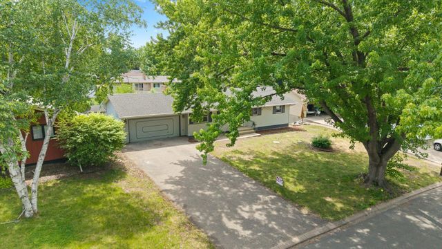 8941 48th Avenue N, New Hope, MN 55428