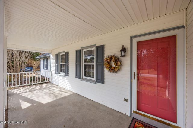 1001 Briarhill Court, New Bern, NC 28562