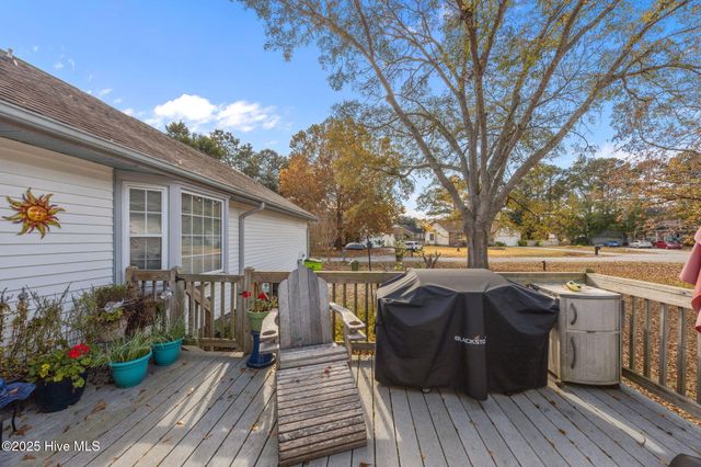 1001 Briarhill Court, New Bern, NC 28562