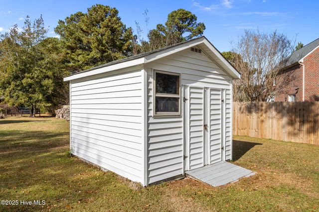 1001 Briarhill Court, New Bern, NC 28562