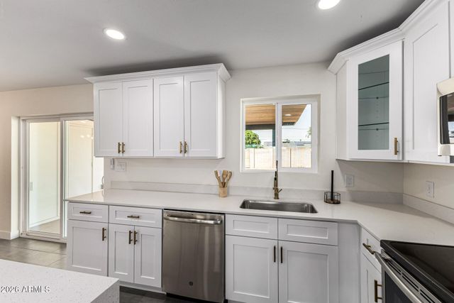 2122 W DAHLIA Drive, Phoenix, AZ 85029