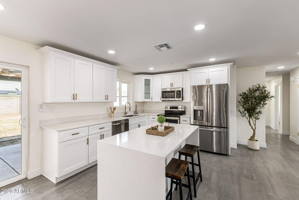 2122 W DAHLIA Drive, Phoenix, AZ 85029