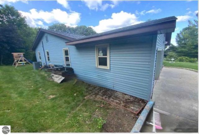 10027 E Grandview Court, Traverse City, MI 49684