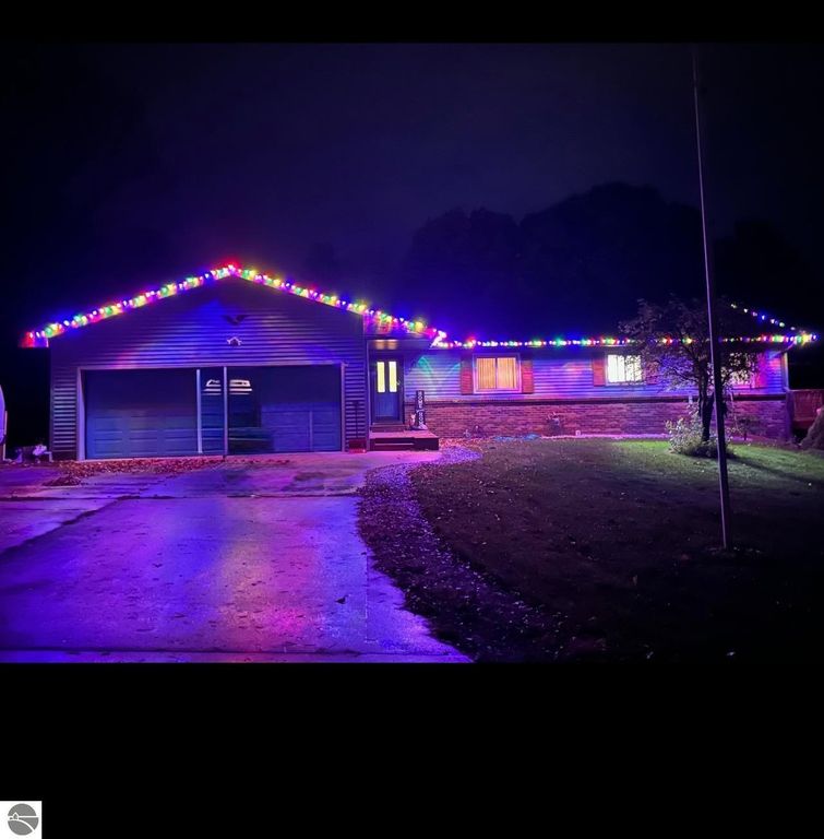 10027 E Grandview Court, Traverse City, MI 49684