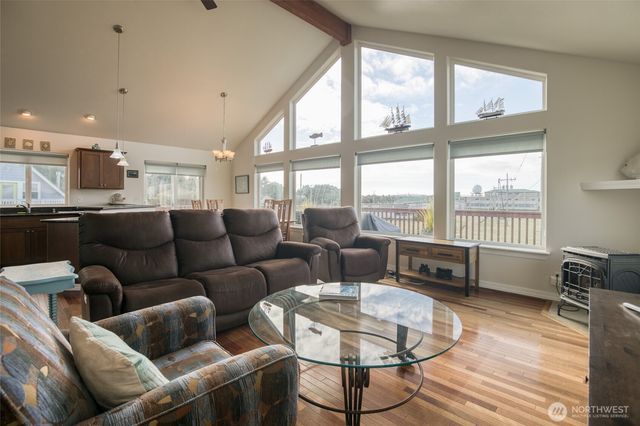 24 Darien Lane, Pacific Beach, WA 98571