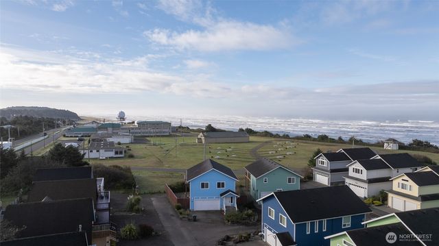 24 Darien Lane, Pacific Beach, WA 98571