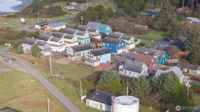 24 Darien Lane, Pacific Beach, WA 98571