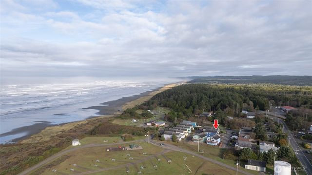 24 Darien Lane, Pacific Beach, WA 98571