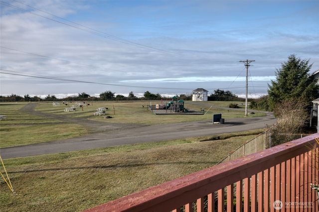 24 Darien Lane, Pacific Beach, WA 98571