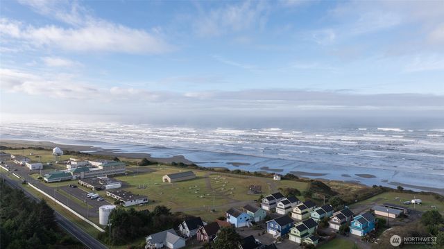 24 Darien Lane, Pacific Beach, WA 98571