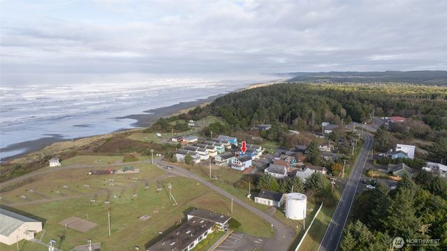 24 Darien Lane, Pacific Beach, WA 98571