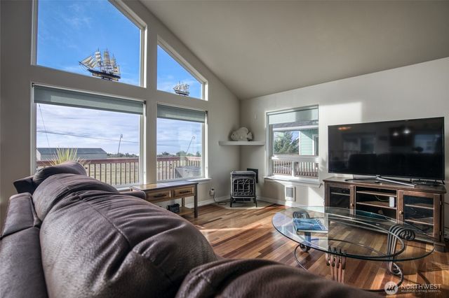 24 Darien Lane, Pacific Beach, WA 98571