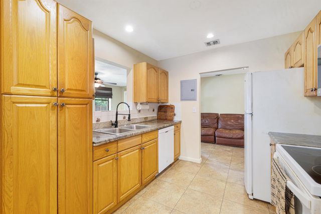 713 NE 35th Street, Oakland Park, FL 33334