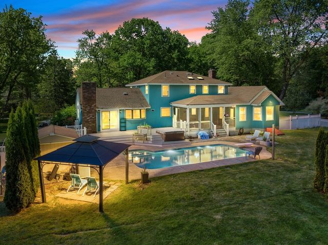30 Pompositticutt St, Stow, MA 01775