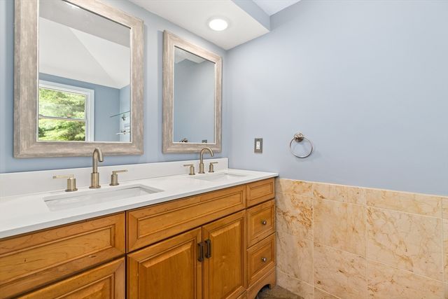 30 Pompositticutt St, Stow, MA 01775