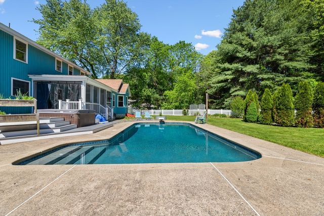 30 Pompositticutt St, Stow, MA 01775