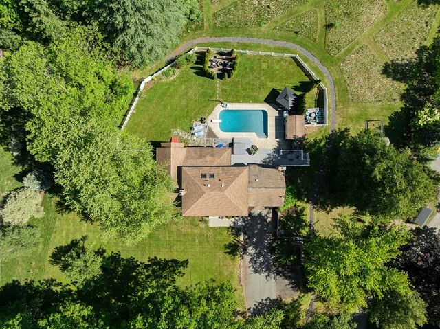 30 Pompositticutt St, Stow, MA 01775