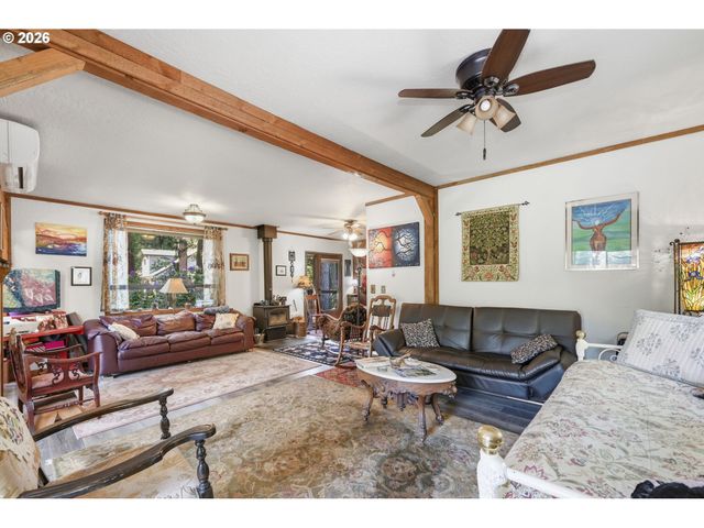 41895 HOLDEN CREEK Ln, Springfield, OR 97478