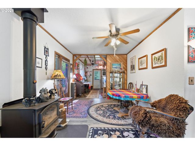 41895 HOLDEN CREEK Ln, Springfield, OR 97478