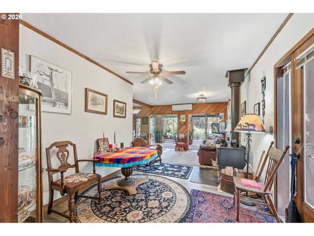 41895 HOLDEN CREEK Ln, Springfield, OR 97478