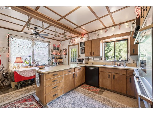 41895 HOLDEN CREEK Ln, Springfield, OR 97478