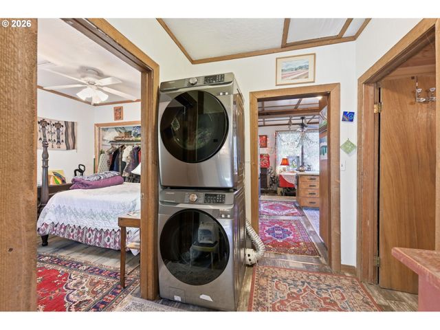 41895 HOLDEN CREEK Ln, Springfield, OR 97478