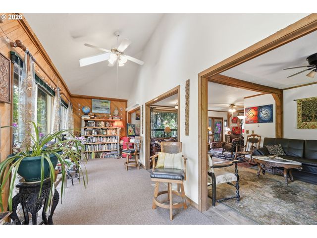 41895 HOLDEN CREEK Ln, Springfield, OR 97478