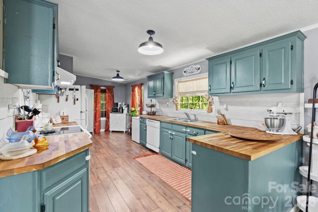 122 Fallswood Court, Hendersonville, NC 28739