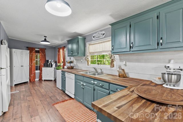 122 Fallswood Court, Hendersonville, NC 28739