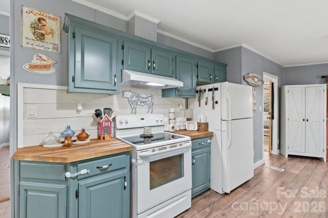 122 Fallswood Court, Hendersonville, NC 28739