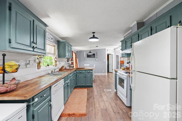 122 Fallswood Court, Hendersonville, NC 28739
