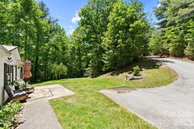 122 Fallswood Court, Hendersonville, NC 28739