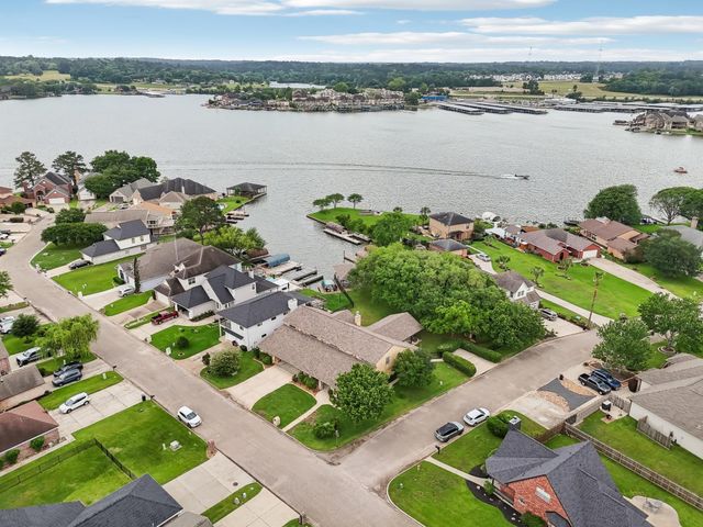 9243 Deepwater Drive, Montgomery, TX 77356