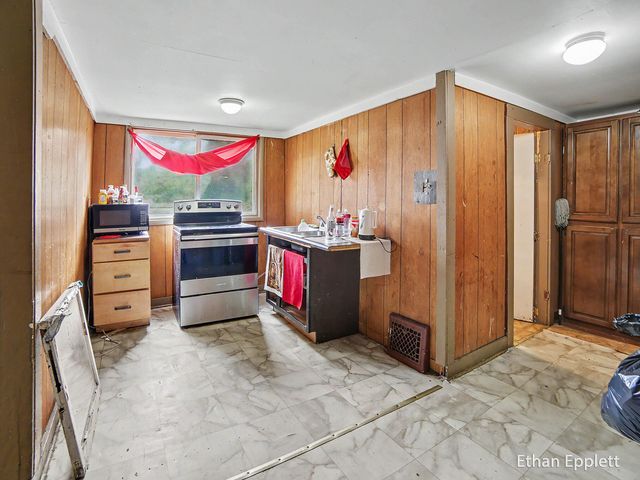 447 W Southern Avenue, Muskegon, MI 49441