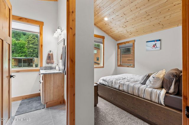 21 Harrison Ln, Sandpoint, ID 83864