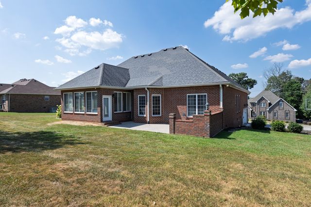 1015 Fairways Dr, Greenbrier, TN 37073