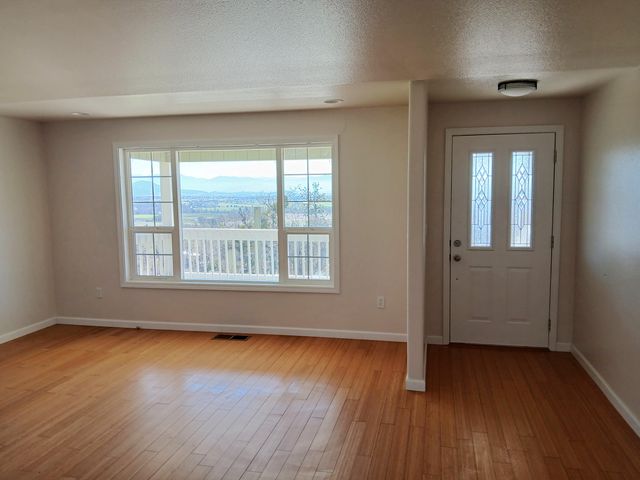 1360 W Linn Road, Eagle Point, OR 97524