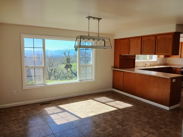 1360 W Linn Road, Eagle Point, OR 97524