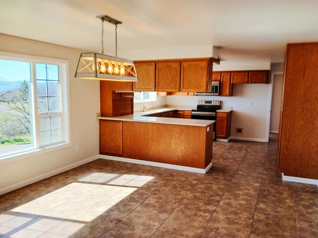 1360 W Linn Road, Eagle Point, OR 97524