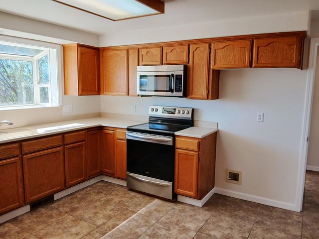 1360 W Linn Road, Eagle Point, OR 97524