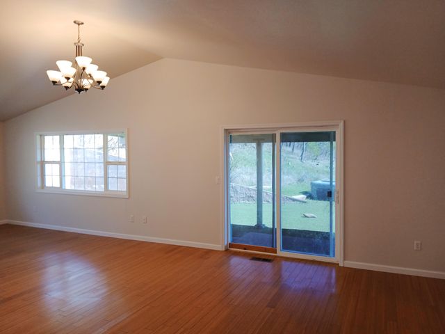 1360 W Linn Road, Eagle Point, OR 97524