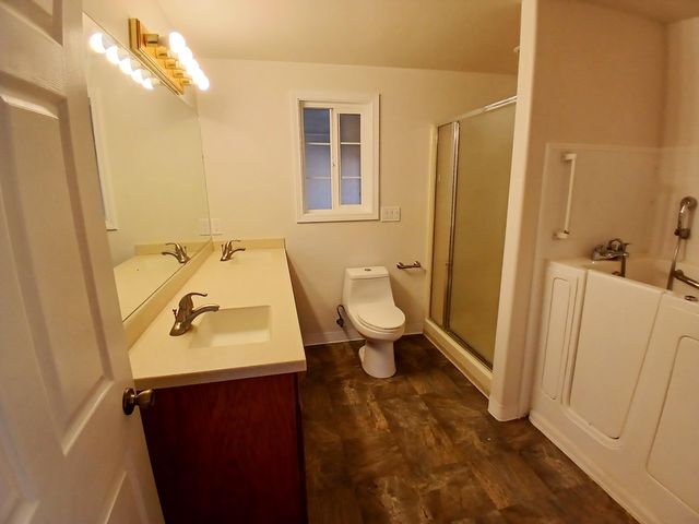 1360 W Linn Road, Eagle Point, OR 97524