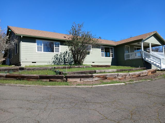 1360 W Linn Road, Eagle Point, OR 97524