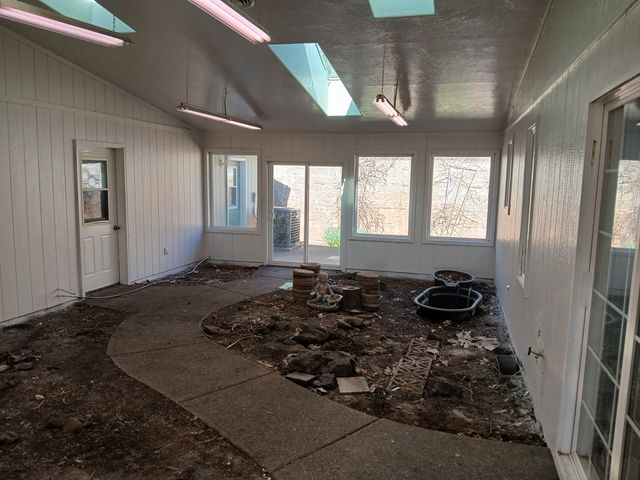 1360 W Linn Road, Eagle Point, OR 97524