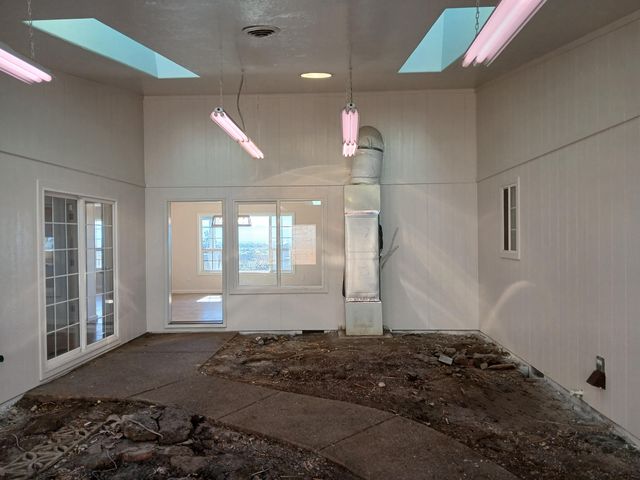 1360 W Linn Road, Eagle Point, OR 97524