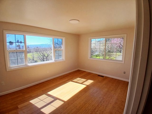 1360 W Linn Road, Eagle Point, OR 97524