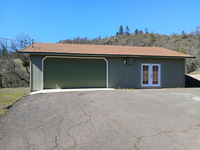 1360 W Linn Road, Eagle Point, OR 97524
