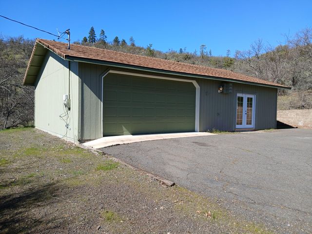 1360 W Linn Road, Eagle Point, OR 97524