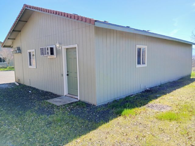 1360 W Linn Road, Eagle Point, OR 97524