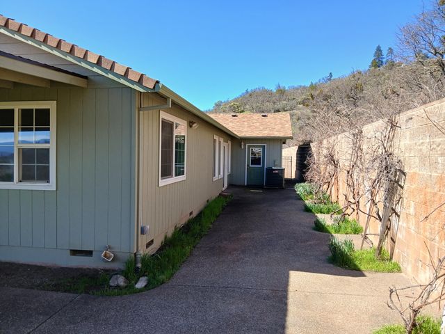 1360 W Linn Road, Eagle Point, OR 97524